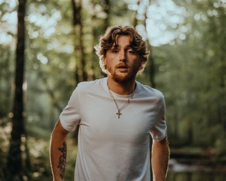 Hire Bailey Zimmerman for a Corporate Event or Performance Booking.