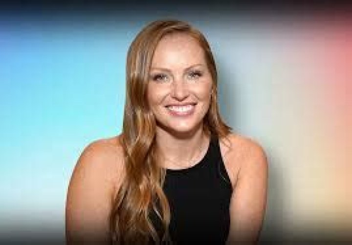 Mina Starsiak Hawk’s Wikipedia Biography including Husband, Net Worth, and siblings.