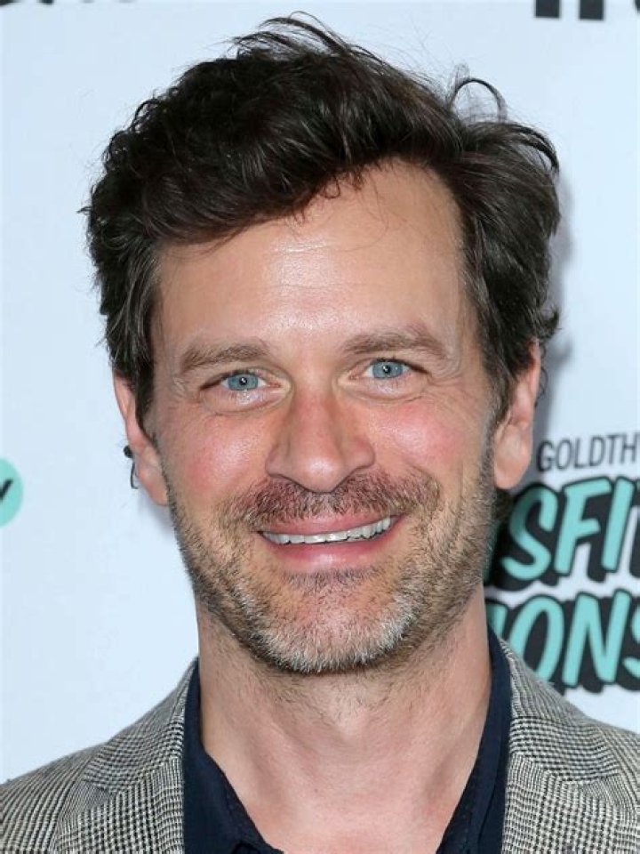 Tom Everett Scott | Wife, Kids, Net Worth, Council Of Dads NBC, Sarah Wayne Callies, Scott Perry, Marvin Ferris, The Healing Powers Of Dude Netflix, Son, Daughter, Family, Wiki, Bio