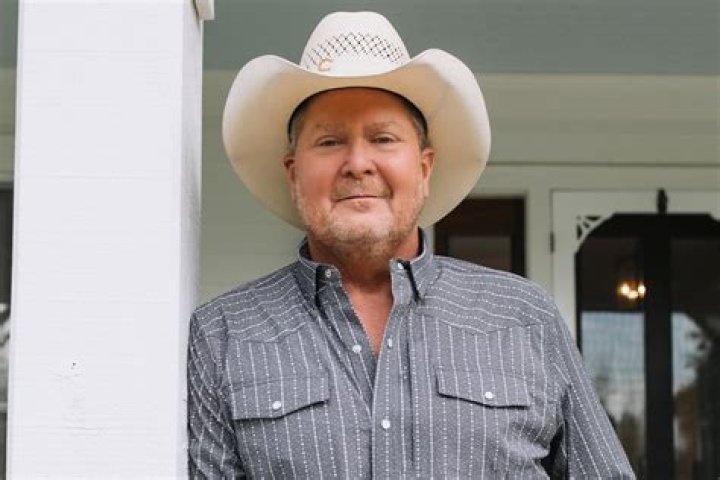 Hire Tracy Lawrence for a Corporate Event or Performance Booking.
